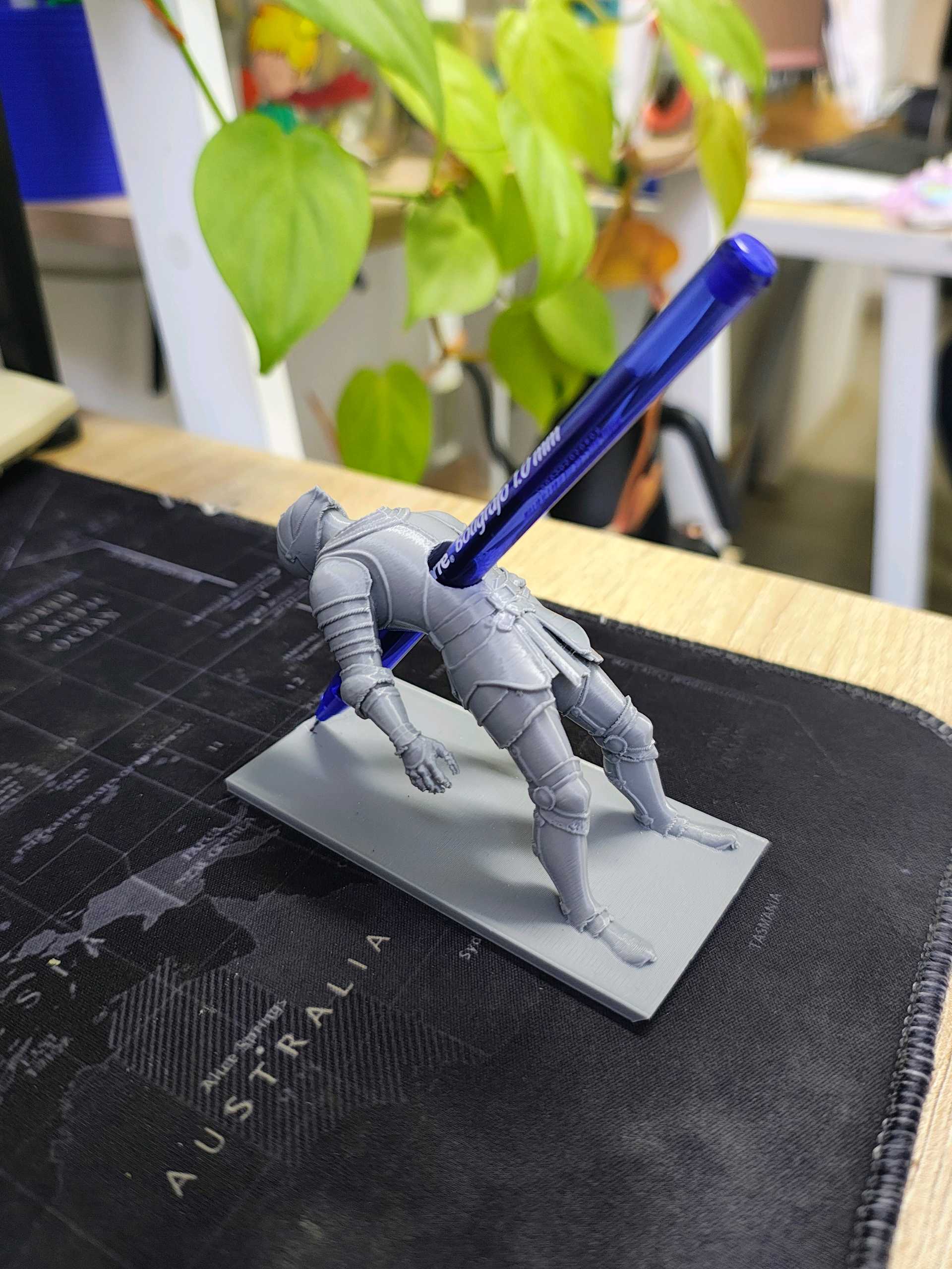 Dead Knight Pen Holder – Medieval Skeleton Warrior Desk Organizer, Gothic Pencil Holder for Office, Home & Gaming Desk Decor