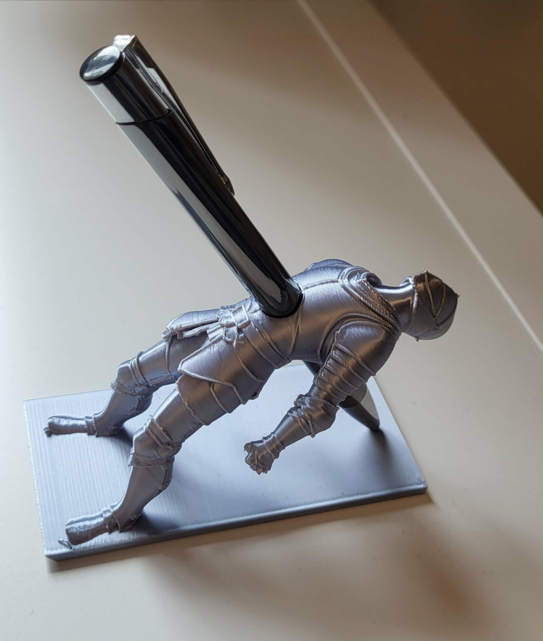 Dead Knight Pen Holder – Medieval Skeleton Warrior Desk Organizer, Gothic Pencil Holder for Office, Home & Gaming Desk Decor