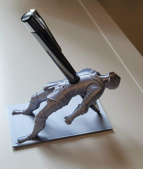 Dead Knight Pen Holder – Medieval Skeleton Warrior Desk Organizer, Gothic Pencil Holder for Office, Home & Gaming Desk Decor